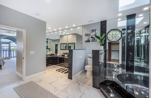 Fort Myers Villa | Leave the World Behind. 7 Bedroom Sleeps 20+, River View, Pool, Pets ok