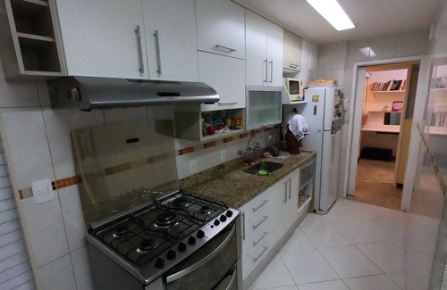 Leblon Apartment | Leblon two blocks from the beach: comfort and safety