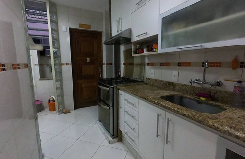 Leblon Apartment | Leblon two blocks from the beach: comfort and safety
