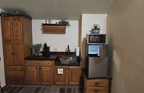 Bristolville Apartment | Ledgestone Farms-Charming Country Studio