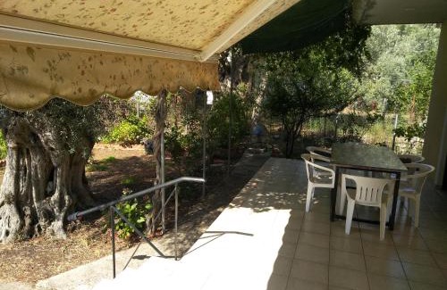 Tsoukaladhes House | Lefkas house with garden