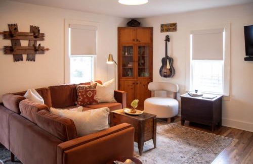 Leipers Fork House | Leipers Fork Village Bungalow with Hot Tub & Firepit