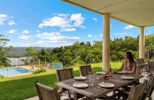 Montville House | Lemon Grove - Montville Manor with Lake & Mountain Views