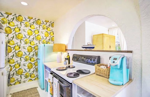 Palm Beach - West Palm Beach Cottage | Lemon Loft: Palm Beach-style paradise, shared pool