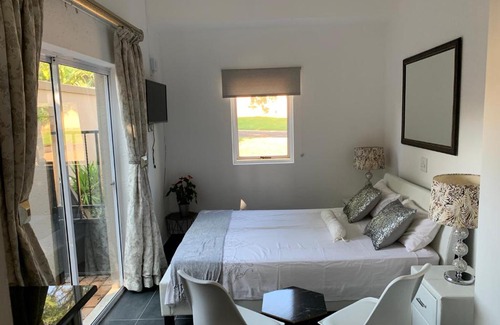Greater Johannesburg Metropolitan Area House | Lemon Tree Guest Cottage in Featherbrooke Estate