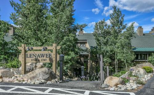 Lakeside Village House | Lenawee 1738 by SummitCove Lodging