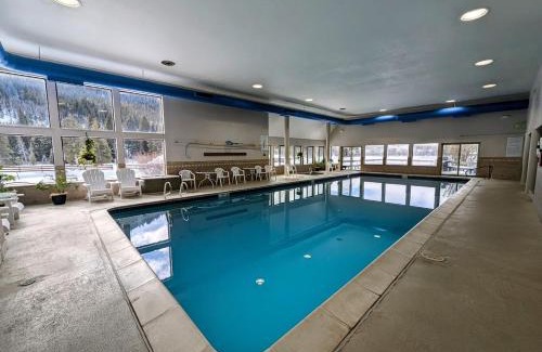 Lakeside Village House | Lenawee 1738 by SummitCove Lodging