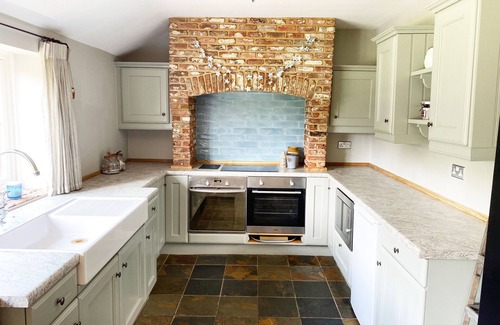 Lincoln Cottage | Leos Holiday Cottage - stylish cottage, sleeps 10. Pet friendly.