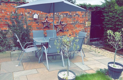 Lincoln Cottage | Leos Holiday Cottage - stylish cottage, sleeps 10. Pet friendly.