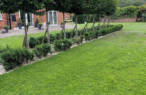 Lincoln Cottage | Leos Holiday Cottage - stylish cottage, sleeps 10. Pet friendly.