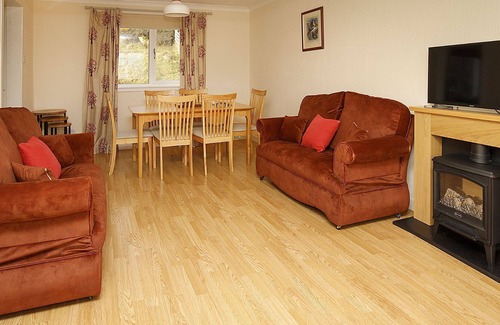 Harris Cottage | Leosavay Cottage- sits on the shoreline of a busy wildlife hub