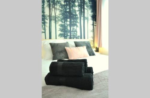 Les Capucins-Saint-Germain Apartment | Les Grumes, Centre Ville, Jardin,Self check-in, FreeWifi, Netflix