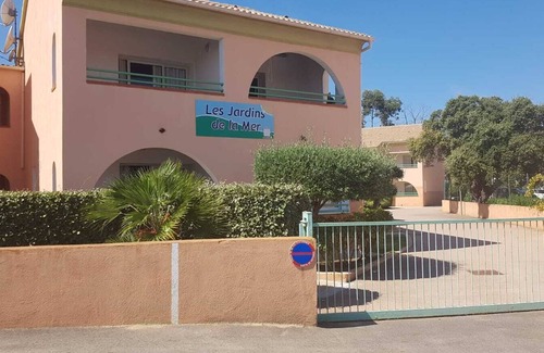 Bravone Apartment | Les jardins de la mer residence with swimming pool 300 m from the sea.