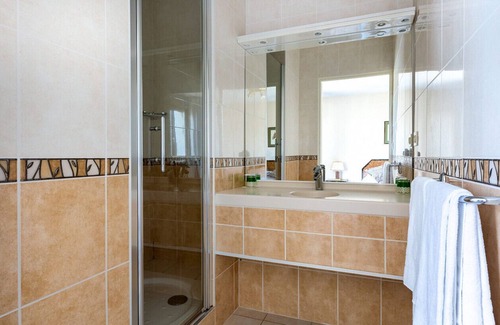 Saumur House | LES LILAS Very nice room in serviced residence with Restaurant