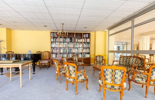 Saumur House | LES LILAS Very nice room in serviced residence with Restaurant