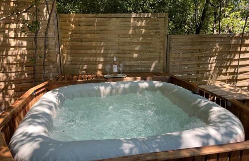 Privas House | Les lucioles studio avec Jacuzzi privatif
