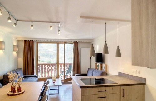 Les Bruyeres Apartment | Les Menuires: Beautiful 3P, 2 Bdr, 6 Pers, Ski-In/Ski-Out, South Balcony, Parking, 4 Gold Flakes