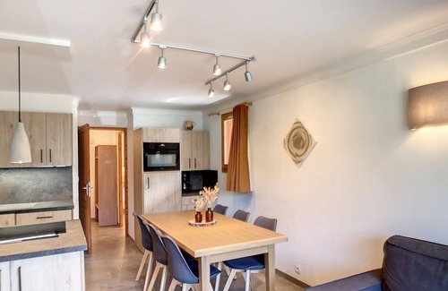 Les Bruyeres Apartment | Les Menuires: Beautiful 3P, 2 Bdr, 6 Pers, Ski-In/Ski-Out, South Balcony, Parking, 4 Gold Flakes