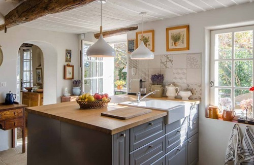 Cucuron House | Les Patins – restored Provence farmhouse in the vines