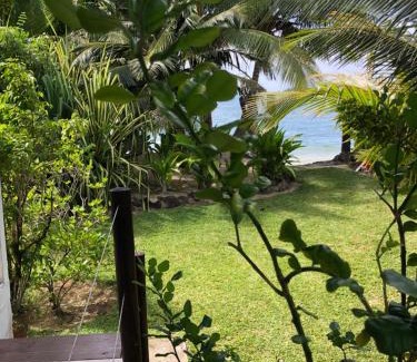 Parea House | Les pieds dans l’eau à huahine. Maison climatisée