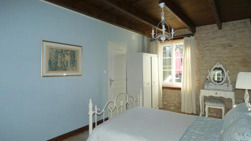 Saint-Vincent-la-Chatre House | Les Roses Trémières