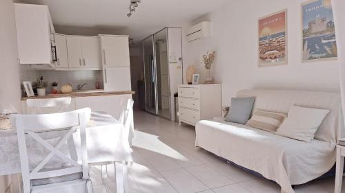 Palavas-les-Flots Apartment | Les Soleillades - T2 cosy pour 4 pers - Piscine, parking privé, à 100m de la plage - LaConciergerieByNina