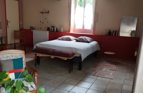 Saint-Romain-de-Benet Bed & Breakfast | Les Violettes Guest Room – Comfort and Serenity in Saint-Romain-de-Benet