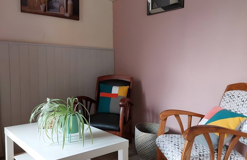 Saint-Romain-de-Benet Bed & Breakfast | Les Violettes Guest Room – Comfort and Serenity in Saint-Romain-de-Benet