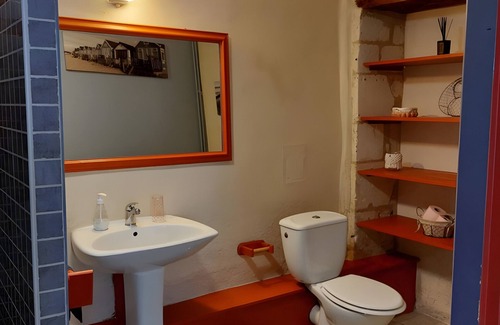Saint-Romain-de-Benet Bed & Breakfast | Les Violettes Guest Room – Comfort and Serenity in Saint-Romain-de-Benet