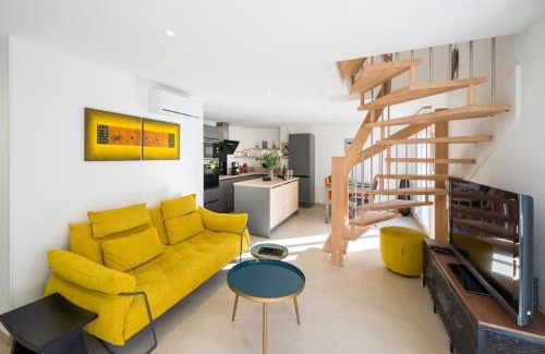 Golfe Juan Apartment | Les Voiles d Azur, Duplex moderne avec vue sur le port et la mer, à 2 minutes des plages