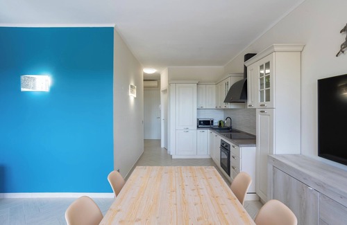 Lesa Apartment | Lesa Jacuzzi & Lakeview, app. with terrace, hot tub and barbecue.