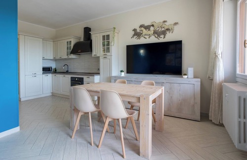 Lesa Apartment | Lesa Jacuzzi & Lakeview, app. with terrace, hot tub and barbecue.