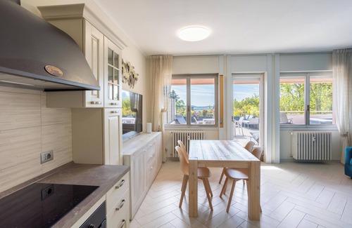 Lesa Apartment | Lesa Jacuzzi & Lakeview, app. with terrace, hot tub and barbecue.