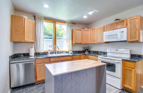 Bandon House | Less Than 1 Mi to Coquille River Cottage with Private Yard!