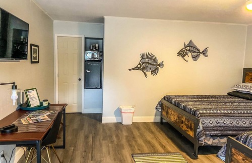 Quitman Hotel | Less than a mile from Lake Fork-Striper Bass Stay-Rm 4