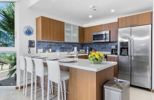 Palm Beach Condo | Let the sea set you free with this 3BDRcorner unit