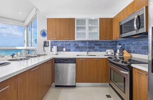 Palm Beach Condo | Let the sea set you free with this 3BDRcorner unit