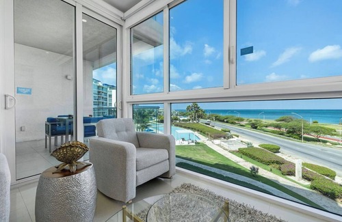Palm Beach Condo | Let the sea set you free with this 3BDRcorner unit