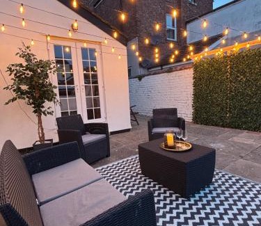 Southport Apartment | Lethbridge Villa 49 3-bedroom Apartment with Garden, Fibre WiFi, free parking, sleeps 6