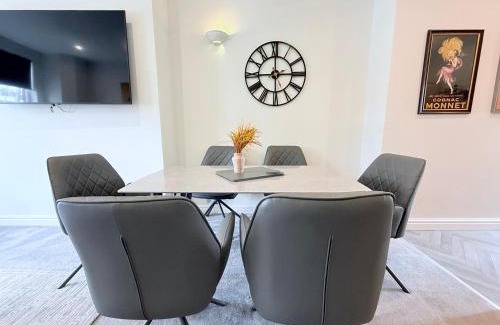 Southport Apartment | Lethbridge Villa 49 3-bedroom Apartment with Garden, Fibre WiFi, free parking, sleeps 6