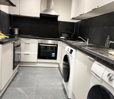 Rayners Lane House | Letzi Ensuite Room, 10 Mins Wembley, Fast WiFi