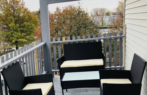 Dorchester Condo | Lg suite for up to 8 ppl/2 floor