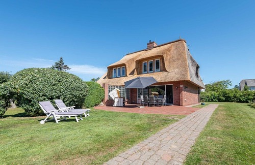 Wenningstedt-Braderup House | LH Bremer Strasse, Hausteil 3 - Schönes Ferienhausteil Unter Reet mit ca. 90 m² und 4 Zimmern, für