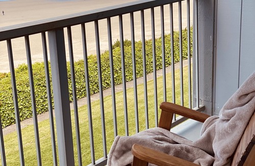 Newport Condo | Li'l Macs Beachfront Condo