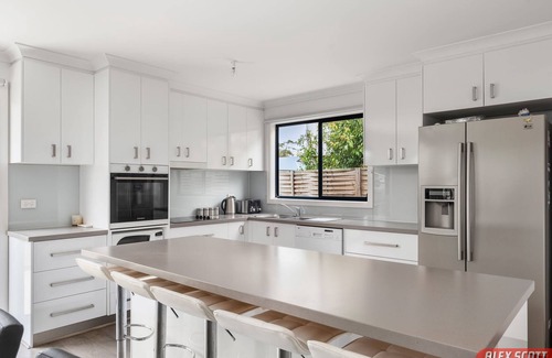 Cowes House | LIFES A BEACH Walking distance to beach
