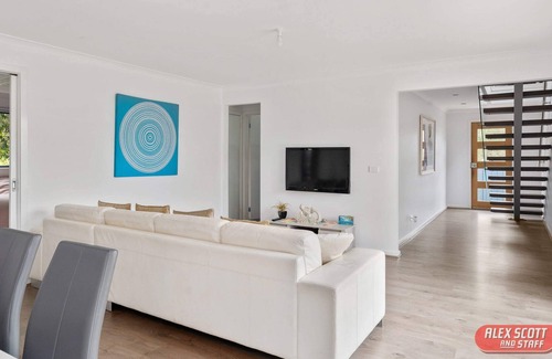 Cowes House | LIFES A BEACH Walking distance to beach