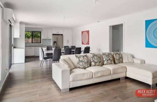 Cowes House | LIFES A BEACH Walking distance to beach