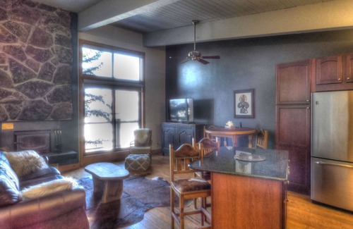 Steamboat Springs Condo | Lift Tickets Ski-in-out Mnt Side Wifi, Fireplace, Clubhousewinter Shuttle
