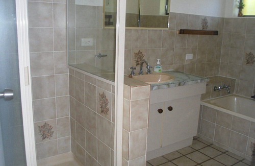 Bellara House | Light, Airy 1st Floor Unit - Marbrin Close, Bellar