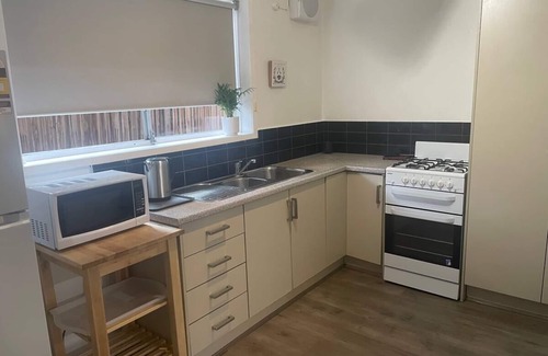 Essendon Apartment | Light and Bright Ground Floor Unit in Great Location near shops